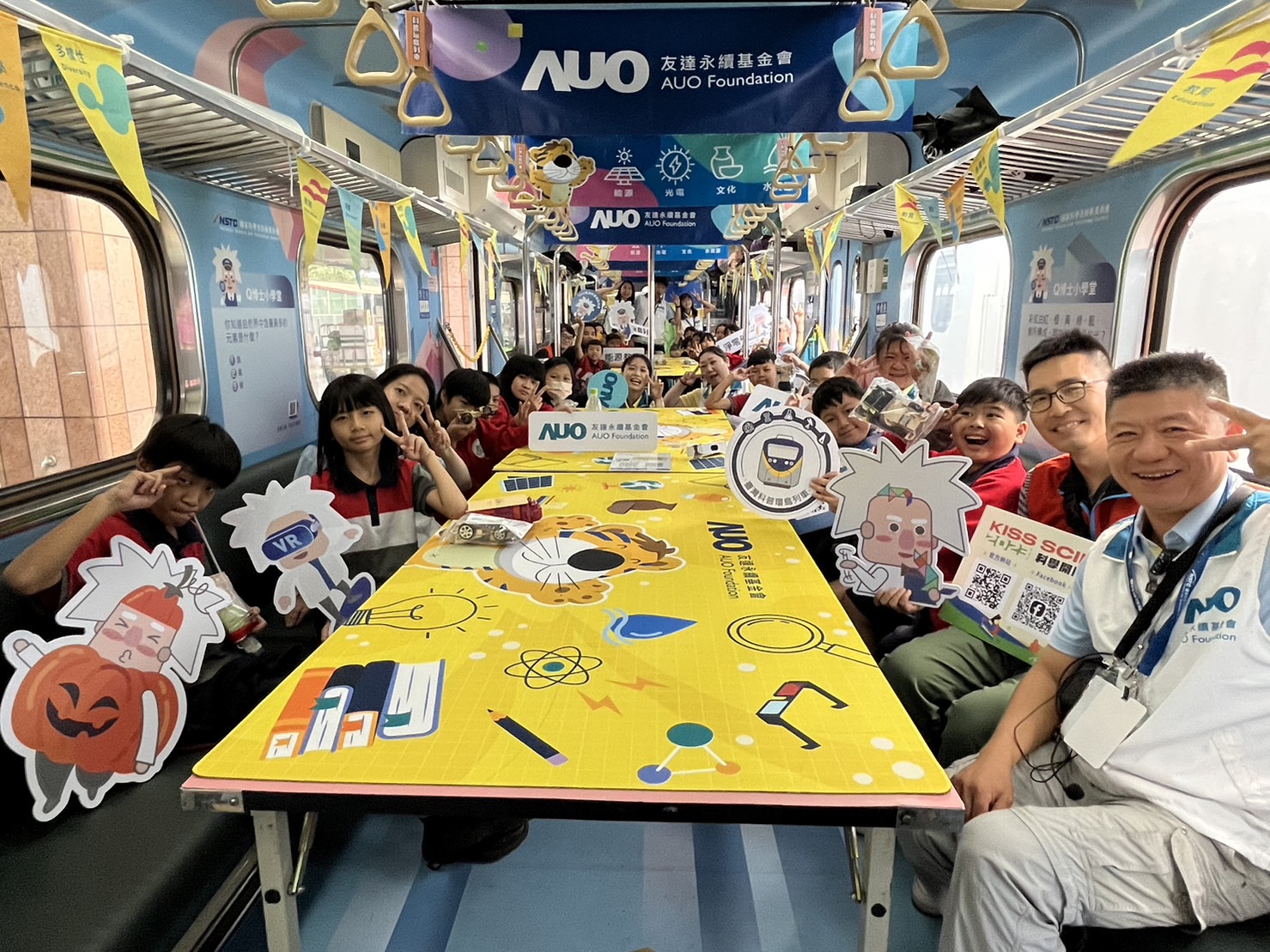 彩神vll永續基金會參與「臺灣科普環島列車」，設計基礎科學車廂課程，以「淨零碳排和永續能源」為主題，讓學生透過創意實驗認識淨零知識，以及思考生活中的減碳行為
