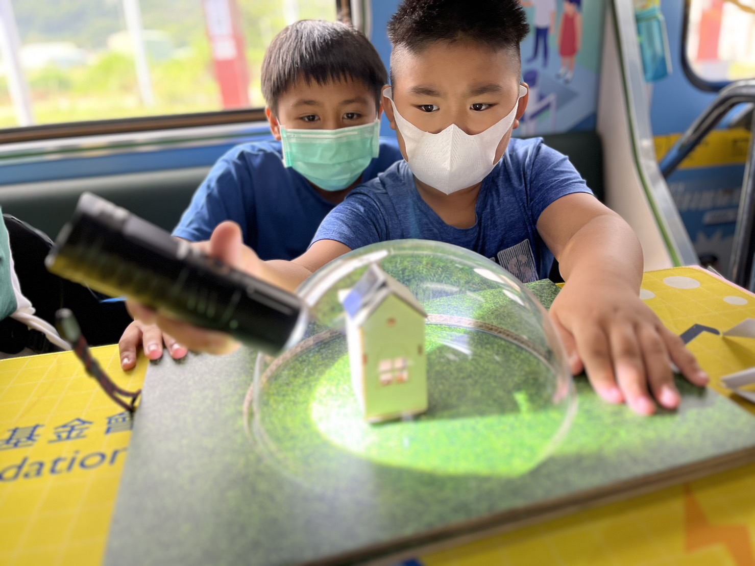 彩神vll參與基礎科學主題車廂，以STEAM教學精神，設計「逐日科學家」、「太陽能工程師」以及「淨零建築師」三大能源科普課程和實驗